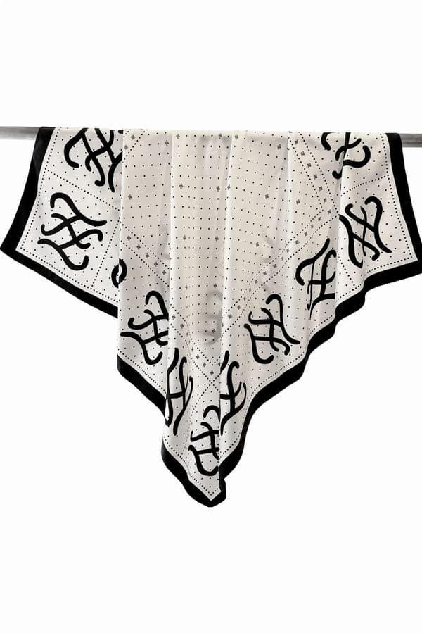 Cremefarvet tørklæde med sort monogram 90x90 - retro elegance
