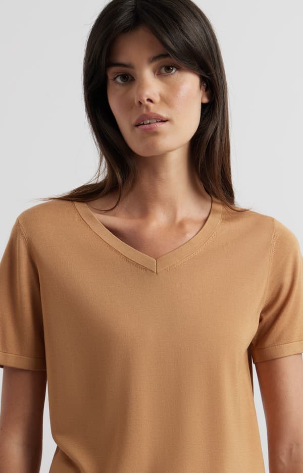 T-shirt med V-hals, størrelse XS