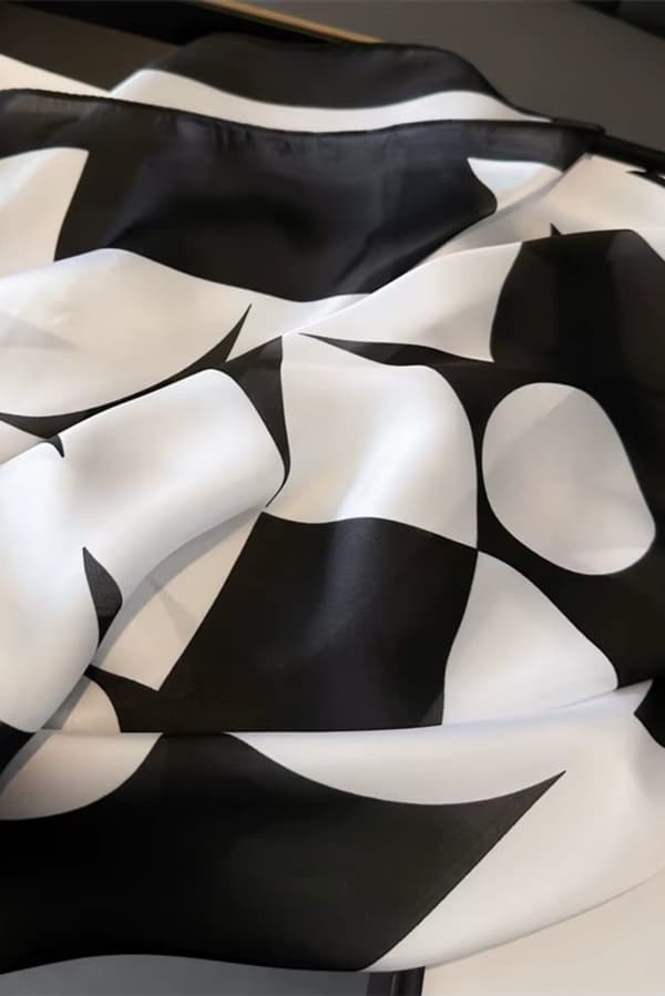 Satintørklæde 70x70 cm - sort og hvid abstraktion