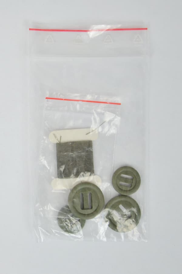 Sysæt til militæruniform, knapper, nål, tråd