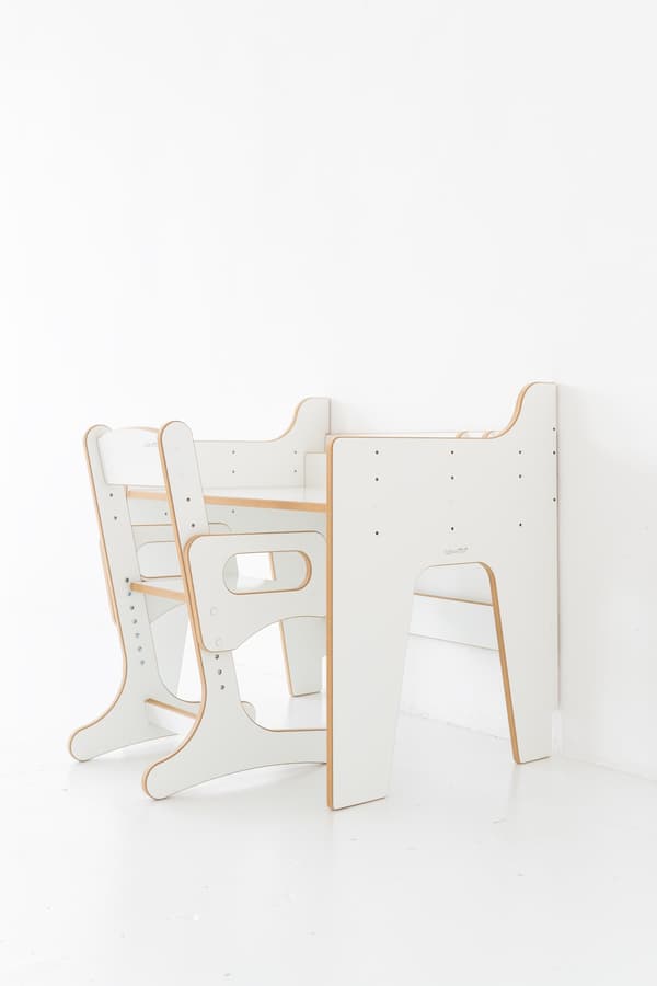 JUSTERBART skrivebord og stol
