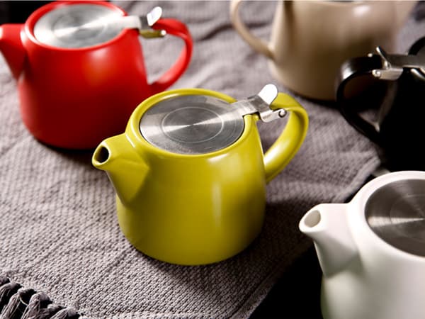 Keramisk vattenkokare med infusionskärl