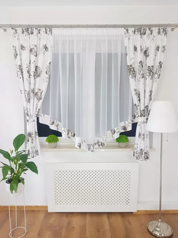 Gardin med draperier mörkbruna blommor