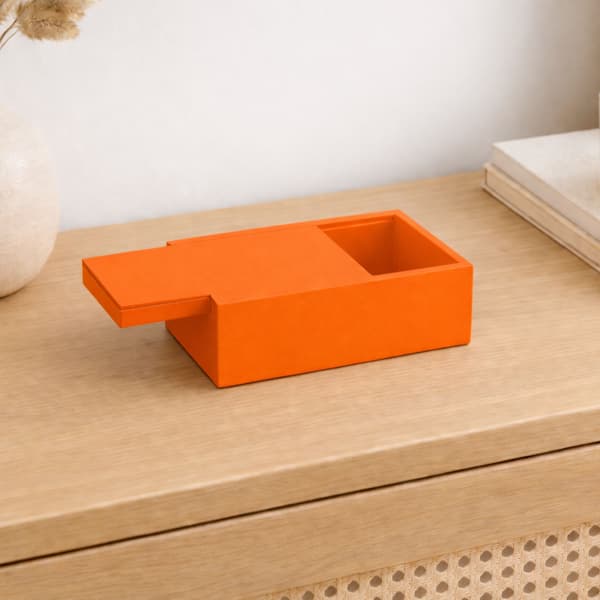 Orange organizer-boks med skydelåg til småting