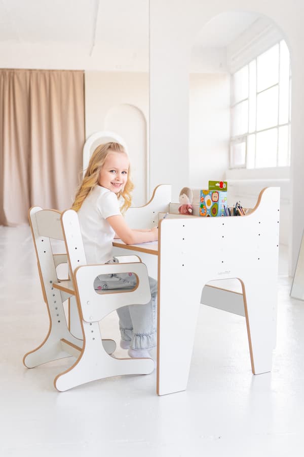 JUSTERBART skrivebord og stol