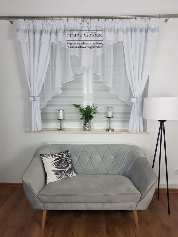Färdig gardin med draperier och lambrequin - vit