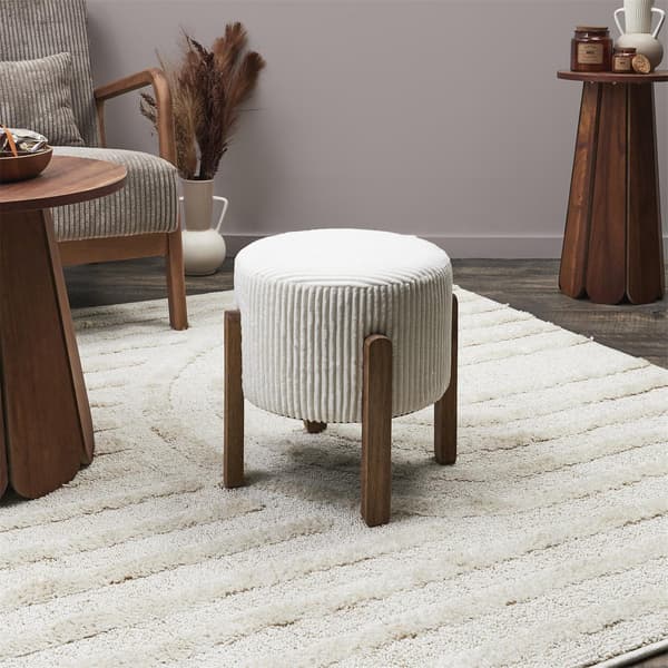 Moderne cremefarvet polstret puf