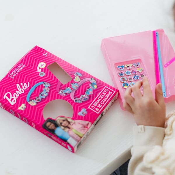 BARBIE 3 ARMBÅND OG 18 CHARMS