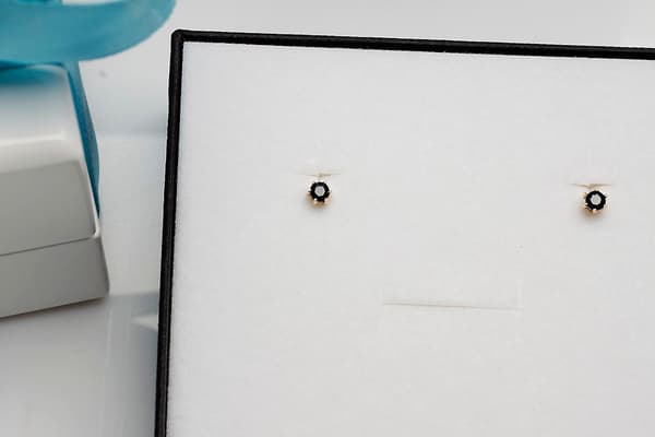 Guldøreringe med safirer
