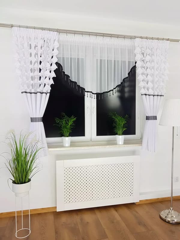 Fönsterset med panel, färdig gardin