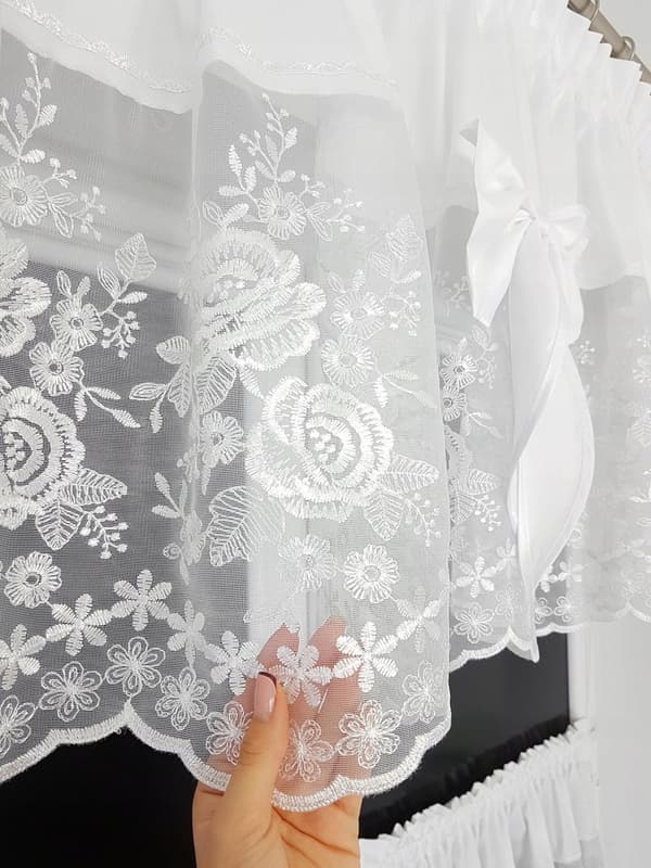 Köksgardiner med broderade rosor, set