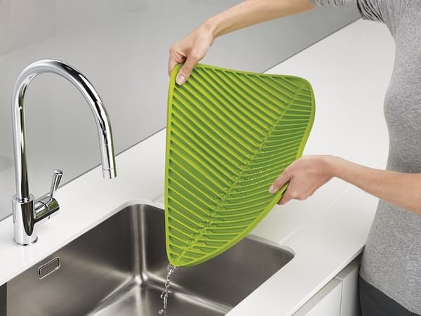 L Flume Dish Drainer, Graphite / Joseph Joseph