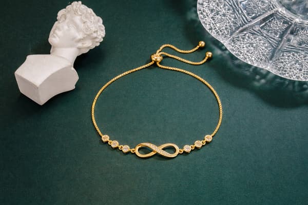 Guld Infinity Armbånd med Kæder og Krystaller til Gave