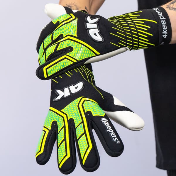 NEO volt NC | 4keepers NEO volt NC 9 målvaktshandskar
