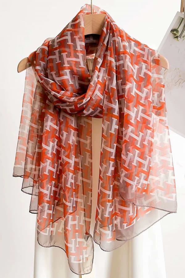 Orange tørklæde med geometrisk mønster - et moderne styling-accent