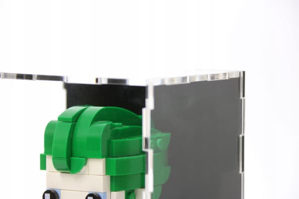 Lego Brickheadz -vitriini, suojaa pölyltä ja UV-säteilyltä, musta tausta