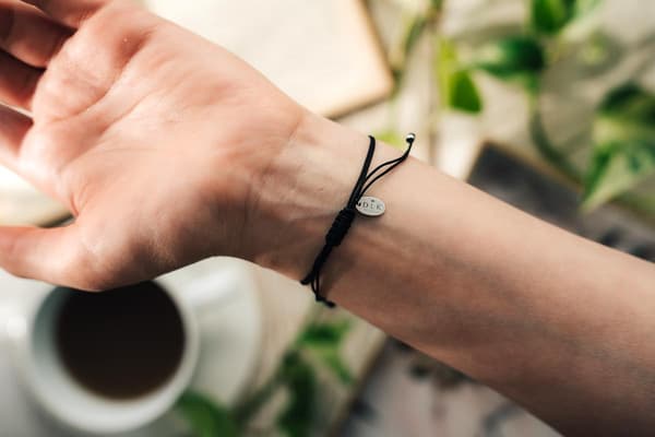 Silverfärgad FREEDOM-armband med snöre