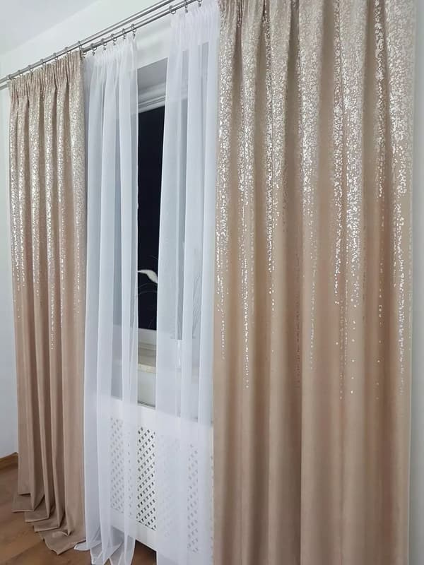 Beige fløjlsgardin dekoreret med sølvregn