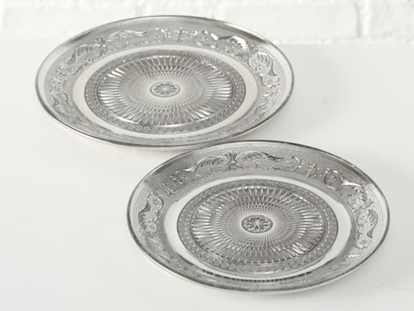 2 lasilautasen setti - Reliefi