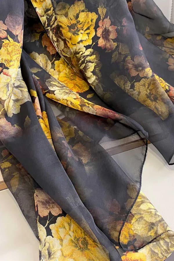 Sort tørklæde med blomster i efterårsfarver - let og elegant