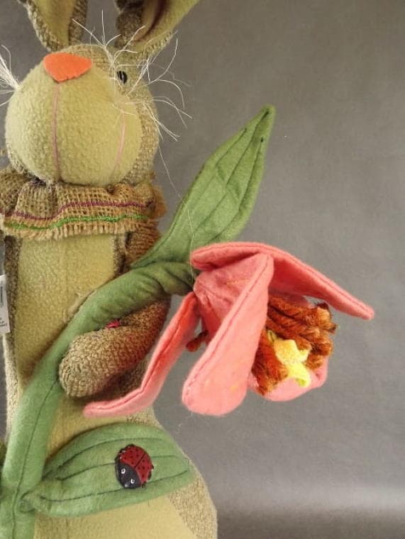 Stor brun hare med blomma dekoration 55x25cm