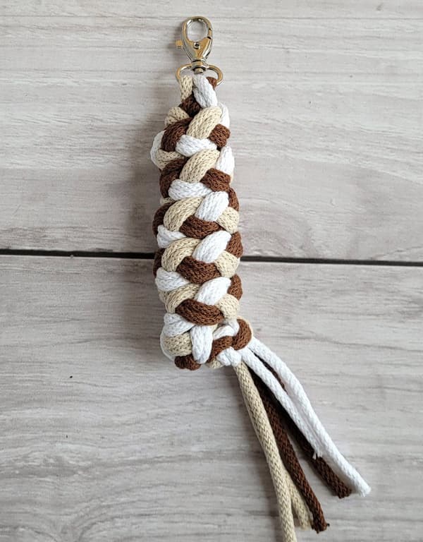 Käpphästens flätade ledrep - ljusbeige/brun/vit