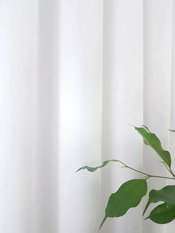 Samettiverho silmukoilla - valkoinen