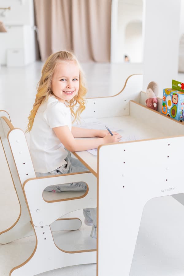 JUSTERBART skrivebord og stol