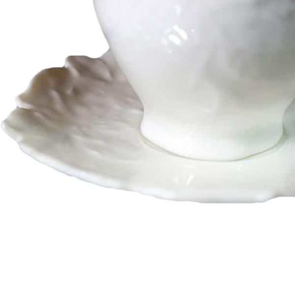 Te- och kaffeservis: Vit dekorerad kopp och fat