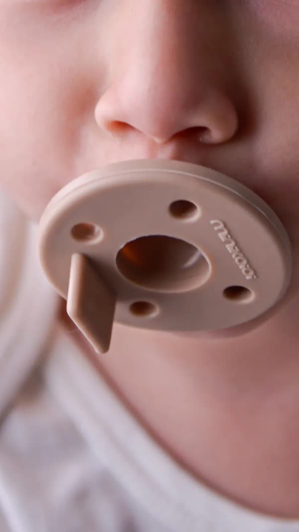 Silikon Dynamisk Napp för Bebisar 2 st. MinikOiOi Beige 0-24m