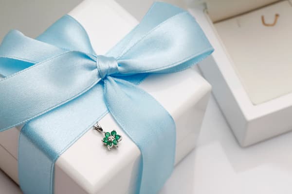 Ett vackert hänge i vitguld med diamant och smaragder