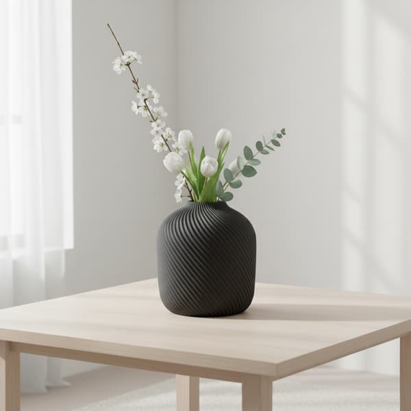 Moderne, minimalistisk, rillet sort vase til blomster og græsser