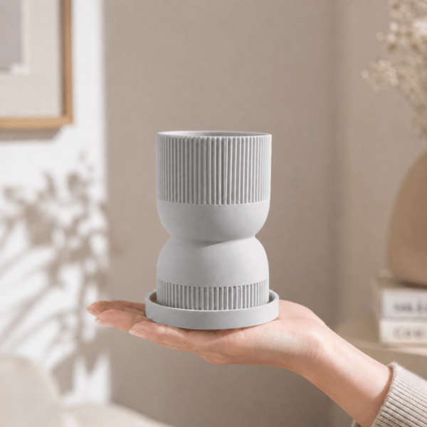 Grå timeglasblomsterpotte med moderne underkop