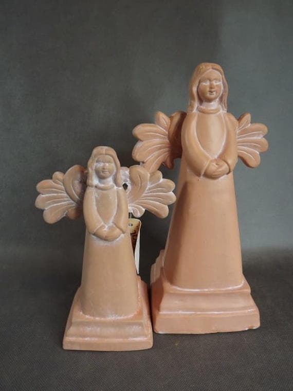 En stor lerfarvet englefigur