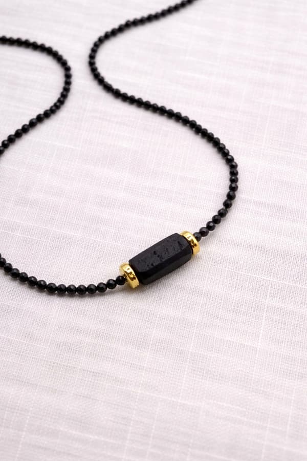 kaulakoru musta turmaliini obsidiaani amuletti kaulakoru luonnonkivet