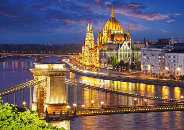 Palapeli 2000 palaa C-200405-2 Budapestin näkymä hämärässä