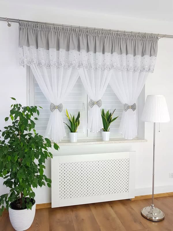 Broderad gardin dekorerad med rosetter - ljusgrå