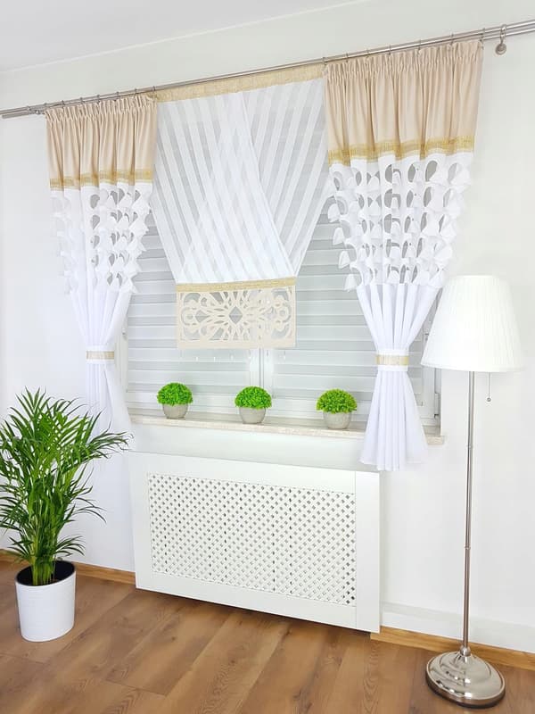 Koristeellinen paneeli verhoilla - beige