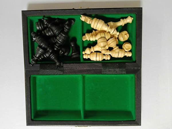 Mini sort magnetisk rejseskakspil 20x20cm