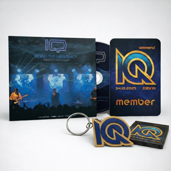 IQ - Riding The Frequency - 'Frequency Live in Polen' + Gadget Set (CD)