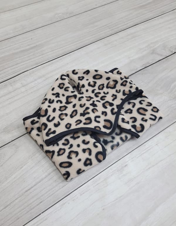 Käpphäst A3-set: Fleecetäcke + Hörselkåpor - Beige Leopardmönster