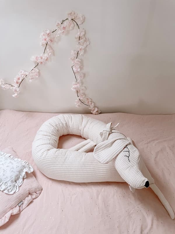 Sengerand, pyntepude, tøjdyr HUND (beige + karamel)