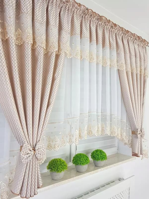 Dekorativ gardin med broderi - beige