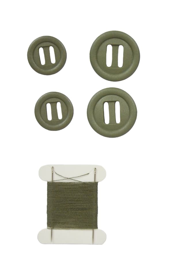 Militäruniforms sömnadskit, knappar, nål, tråd