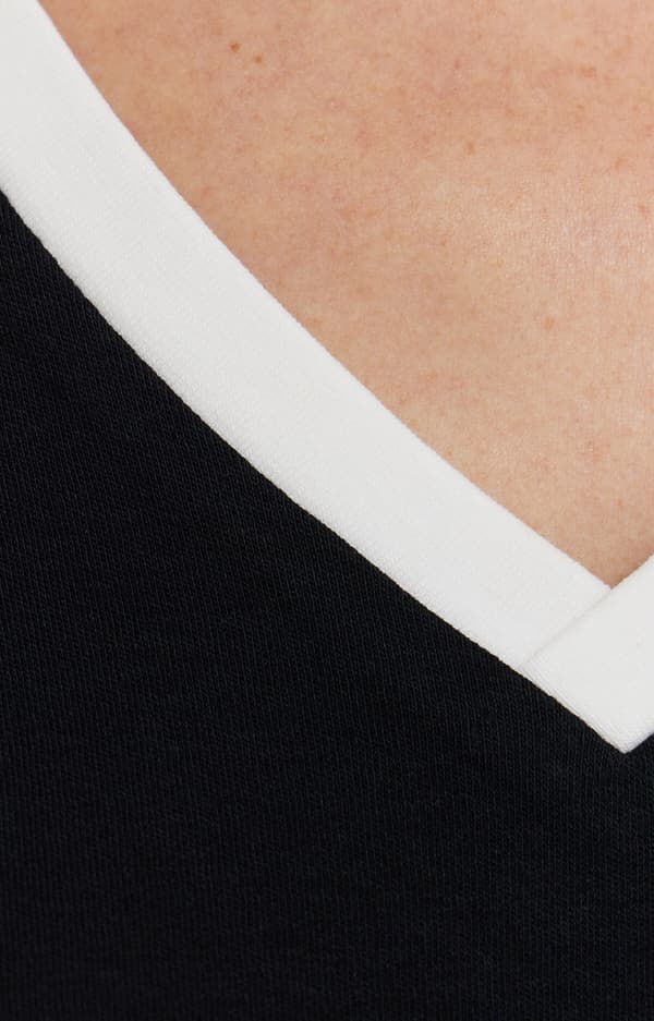 Kontrastfärgad t-shirt i ekologisk bomull M