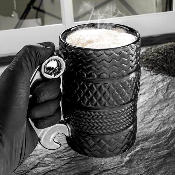 Keramisk däckmugg med silvernyckel