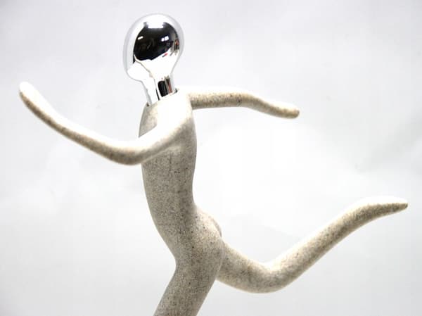 MODERNE FIGUR FIGUR I BEVÆGELSE