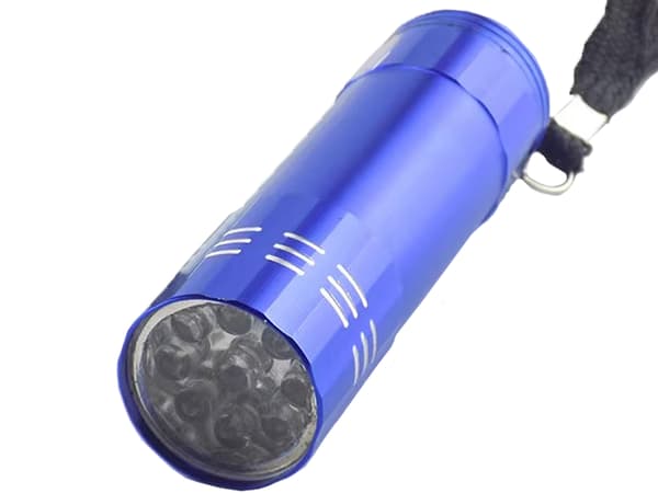 Pieni LED-taskulamppu, jossa on 9 kylmädiodia