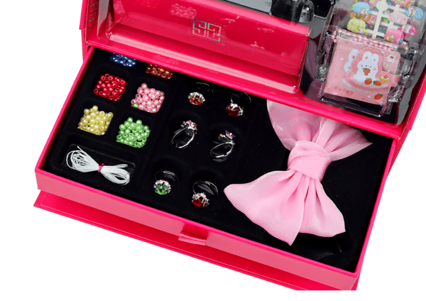 Luova kauneussetti laatikossa luomusten luomiseen tarkoitetut tarvikkeet