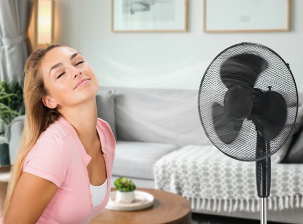 KOUD lattiatuuletin musta
